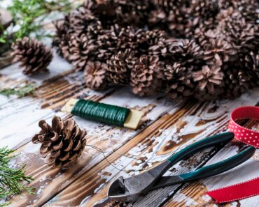 Pinecone Christmas Crafts – 12 Natural DIY Decor Ideas
