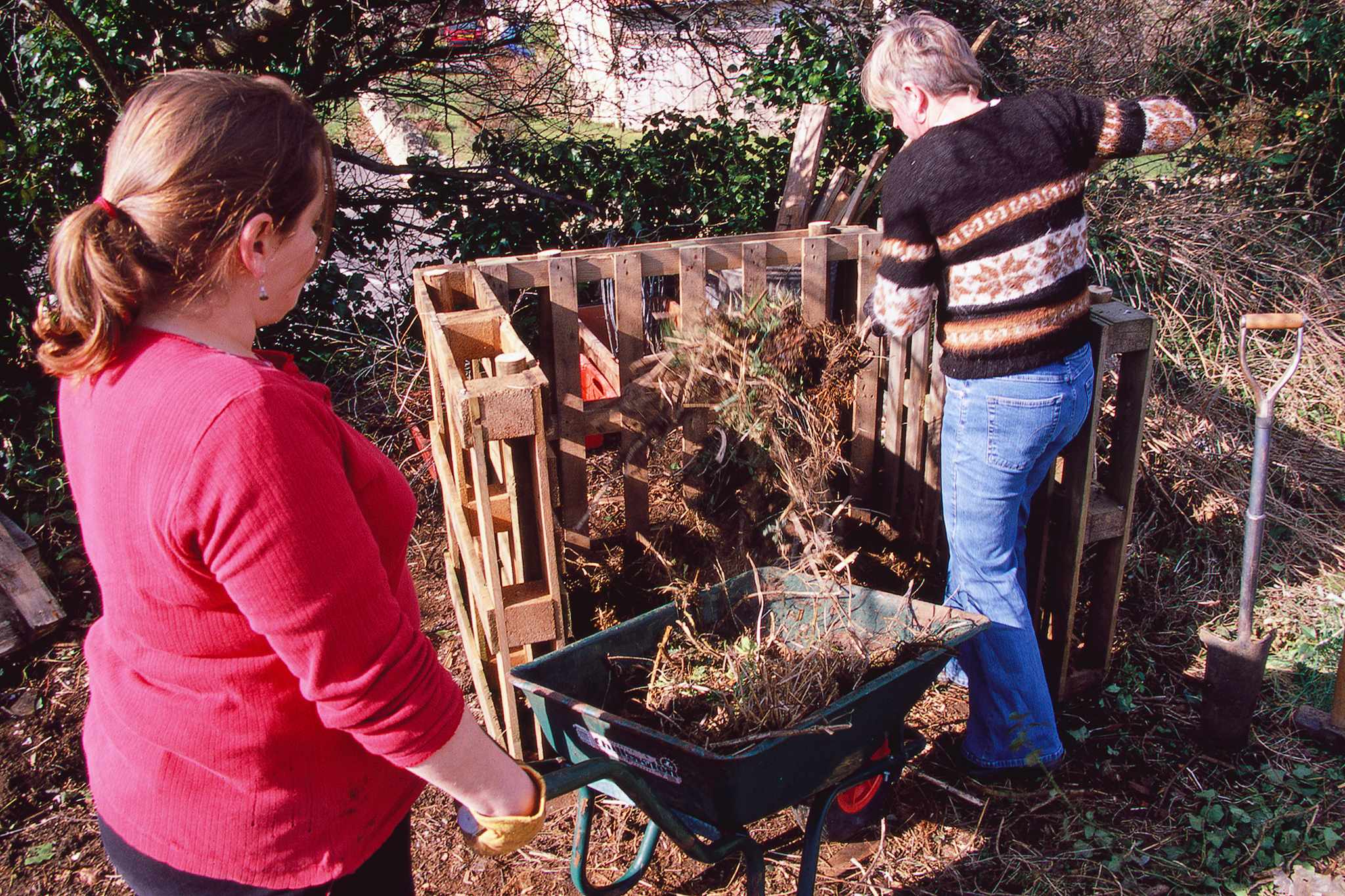 How to build a compost bin – Learnorganicgardening.com