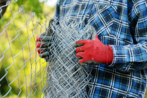 This Easy DIY Trick Solves 4 Common Lawn Problems at Once – All It Takes Is a Piece of Old Chain-Link Fencing